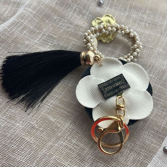 Bbw contrast camilla flower bag charm/keychain & hair elastic/bracelet pearl - Picture 6 of 9